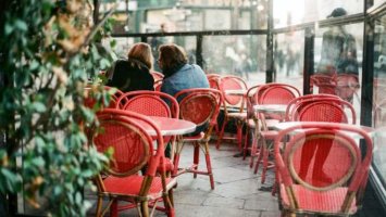 ein verliebtes Paar, das auf der Terrasse einer Bar sitzt