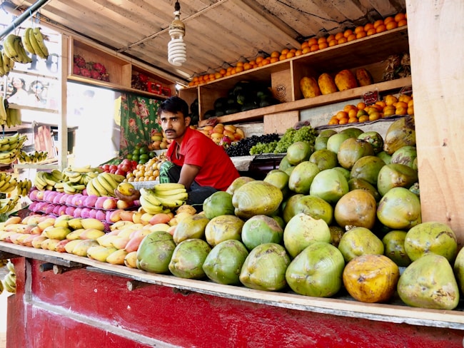 Indien vendant des fruits dans la rue