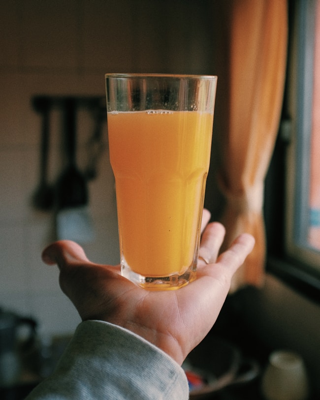 un grand verre de jus d'orange